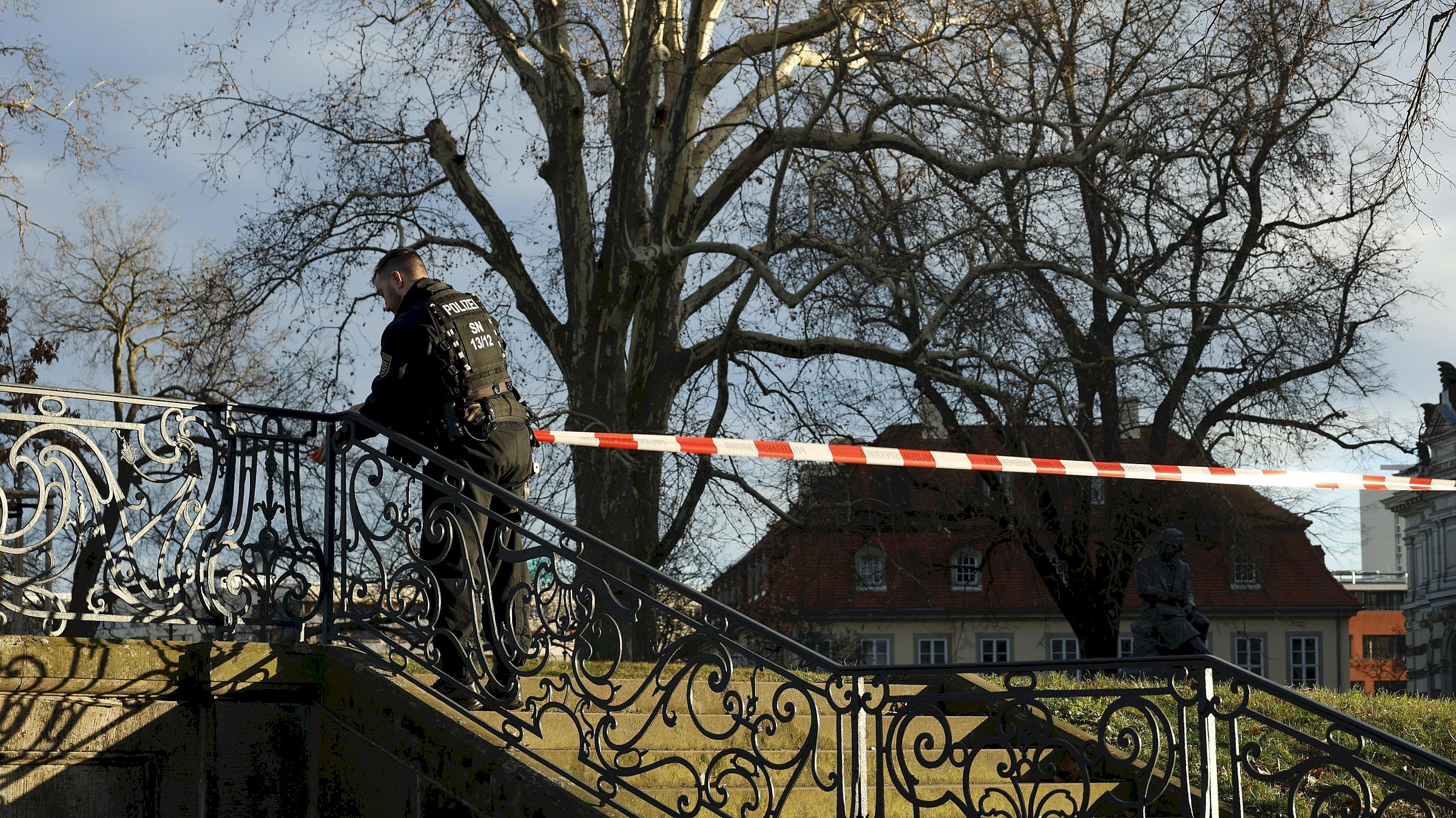 Rund um den Fundort sperrt die Polizei derzeit das Gelände ab. Foto: Florian Varga