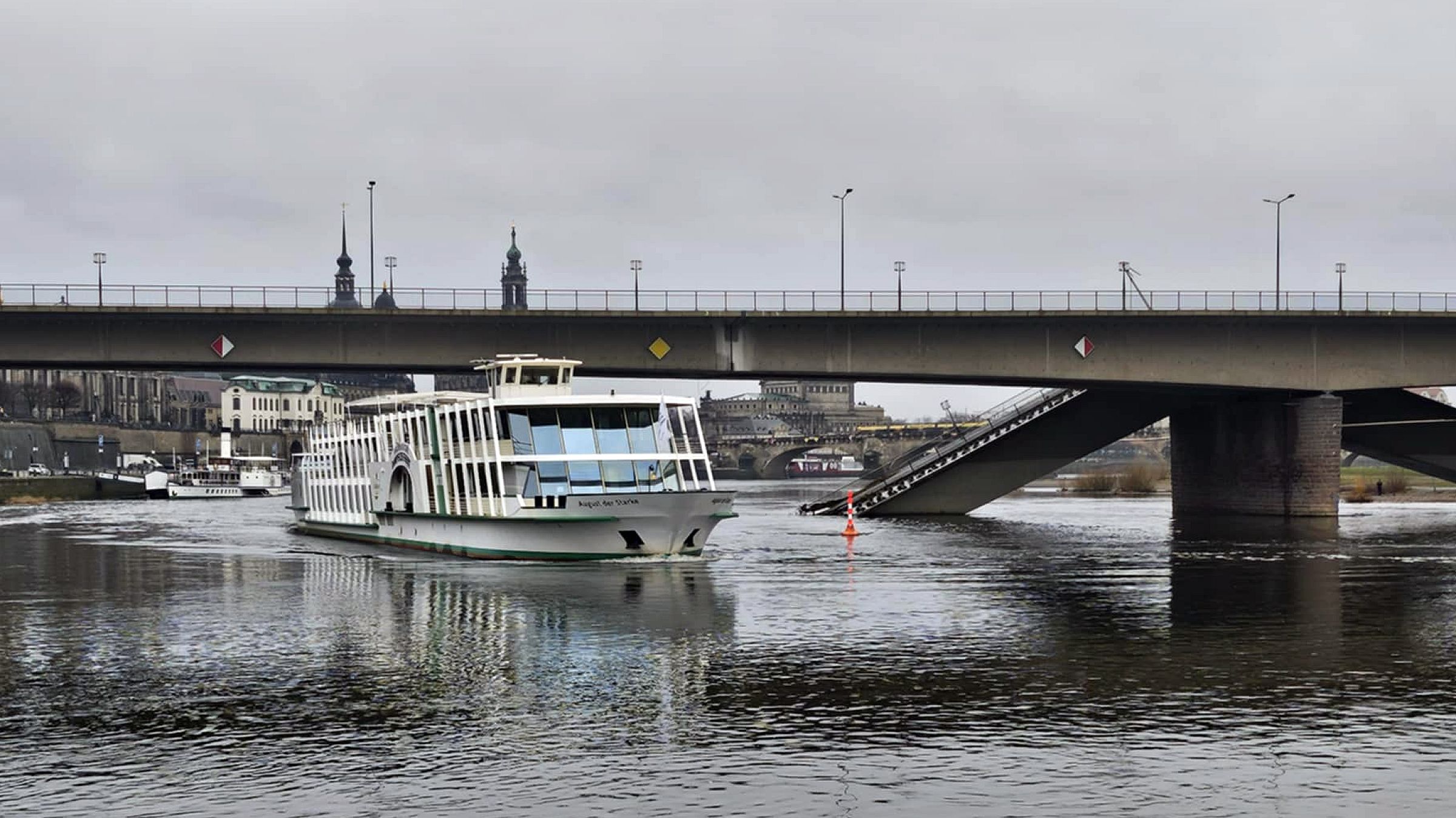 Seit mehr als vier Monaten fuhr am Dienstag erstmals wieder ein Schiff unter der Carolabrücke durch - Foto: privat