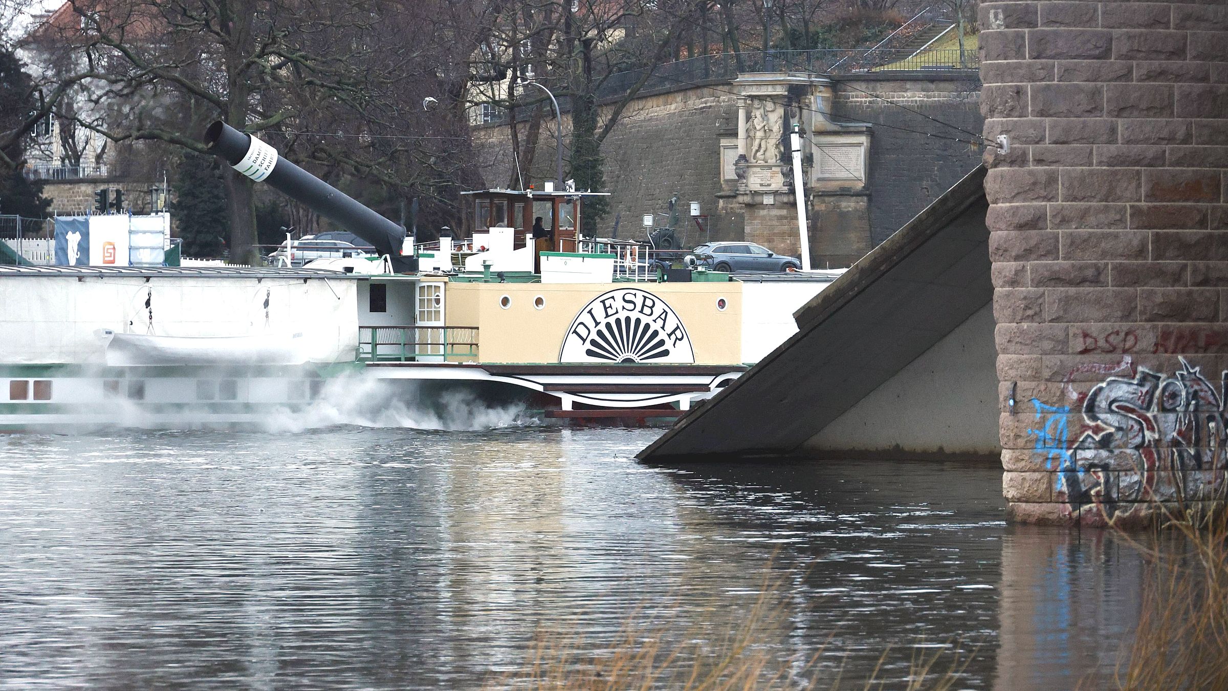 Nur wenige Minuten später dampfte die "Diesbar" elbabwärts durch die kaputte Brücke. Foto: Florian Varga