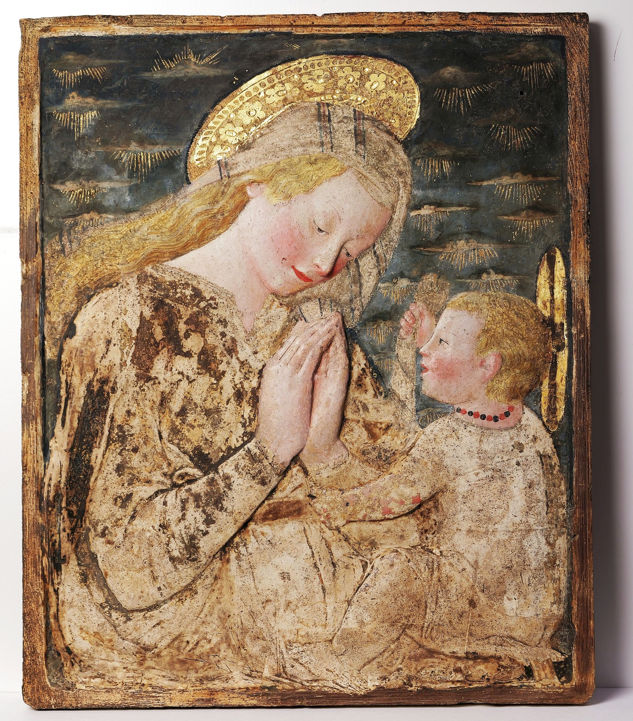 Relief nach Desiderio da Settignano (1429/1431–1464) Farbige Fassung von Neri di Bicci (1419–1491) "Madonna das Kind anbetend" Florenz, um 1460, Stuck, vergoldet und bemalt, H. 42,2 cm, B. 34,9 cm, Skulpturensammlung vor 1800, Inv.-Nr. ZV 1193 Foto: SKD, Jürgen Lange