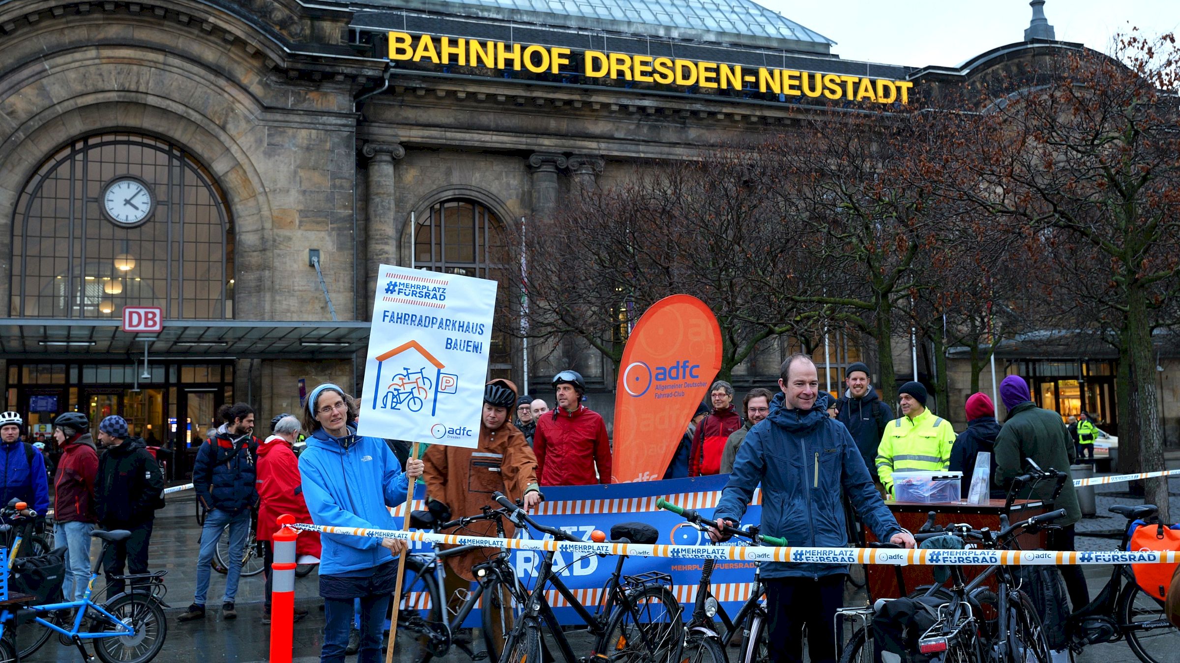 Der Allgemeine Deutsche Fahrrad-Club (ADFC) demonstrierte am Dienstag für den Bau des Fahrradparkhauses - Foto: ADFC