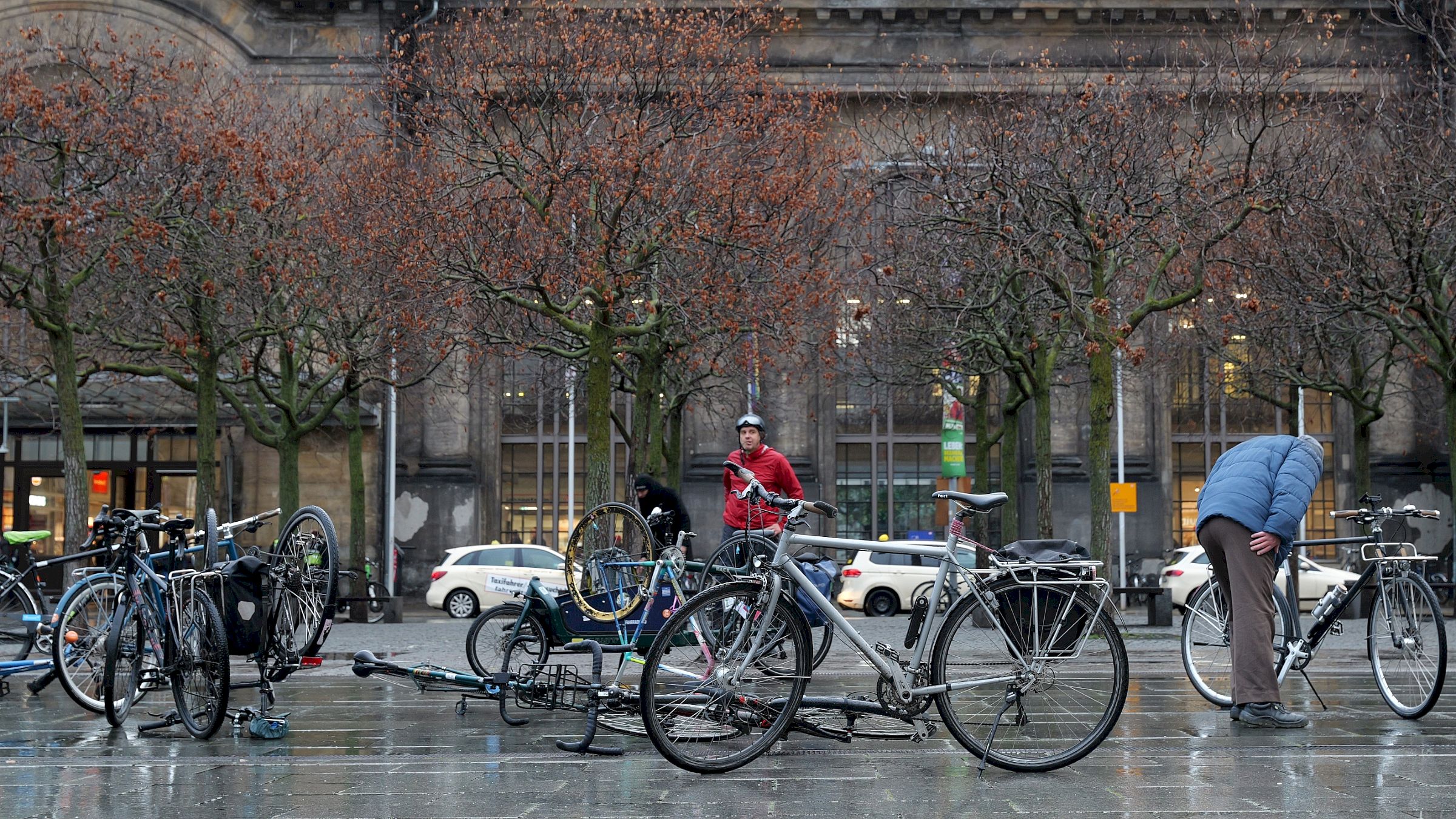 Mit wild geparkten Fahrrädern wollte der ADFC auf die Situation am Neustädter Bahnhof aufmerksam machen. Foto: ADFC