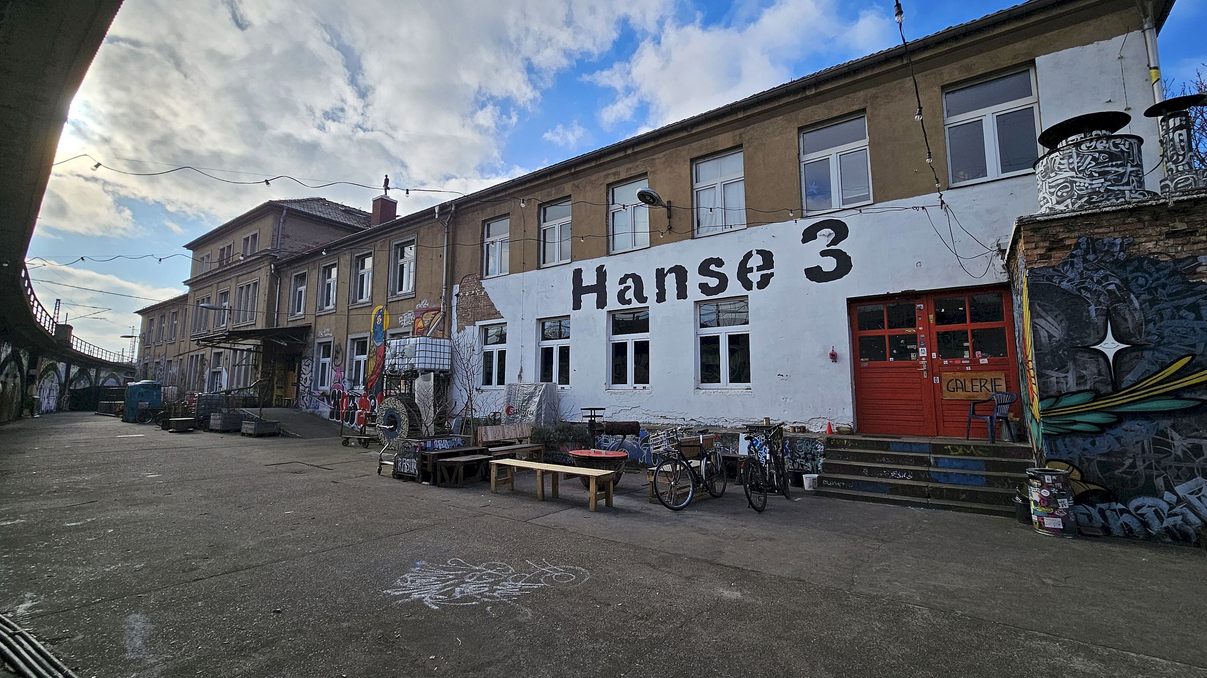  35 Künstler*innen, Schauspieler*innen und Musiker*innen, haben sich in im Hanse 3 e.V. zusammengeschlossen, sie nutzen das alte Eisenbahngebäude als Atelier- und Proberaumhaus. Foto: Anton Launer