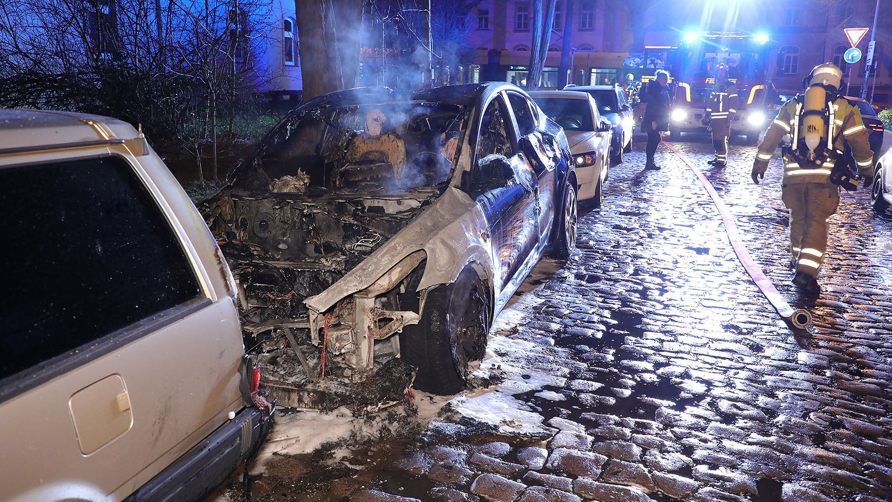 Beim Brand des Tesla wurde auch der davor geparkte Volvo beschädigt. Foto: Roland Halkasch