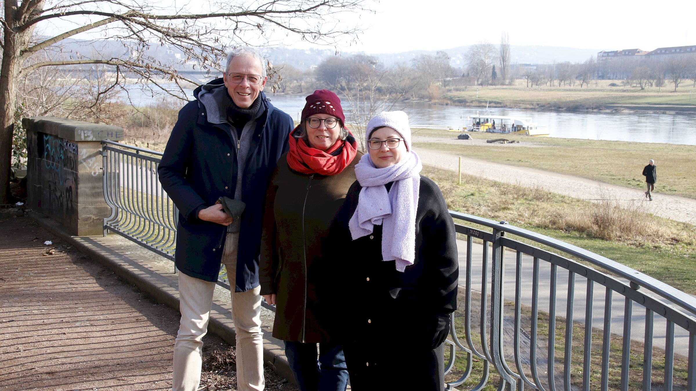 Norbert Rogge, Ulla Wacker und Tina Siebeneicher von den Grünen wollen eine Toilette am Elbufer. Foto: Anton Launer