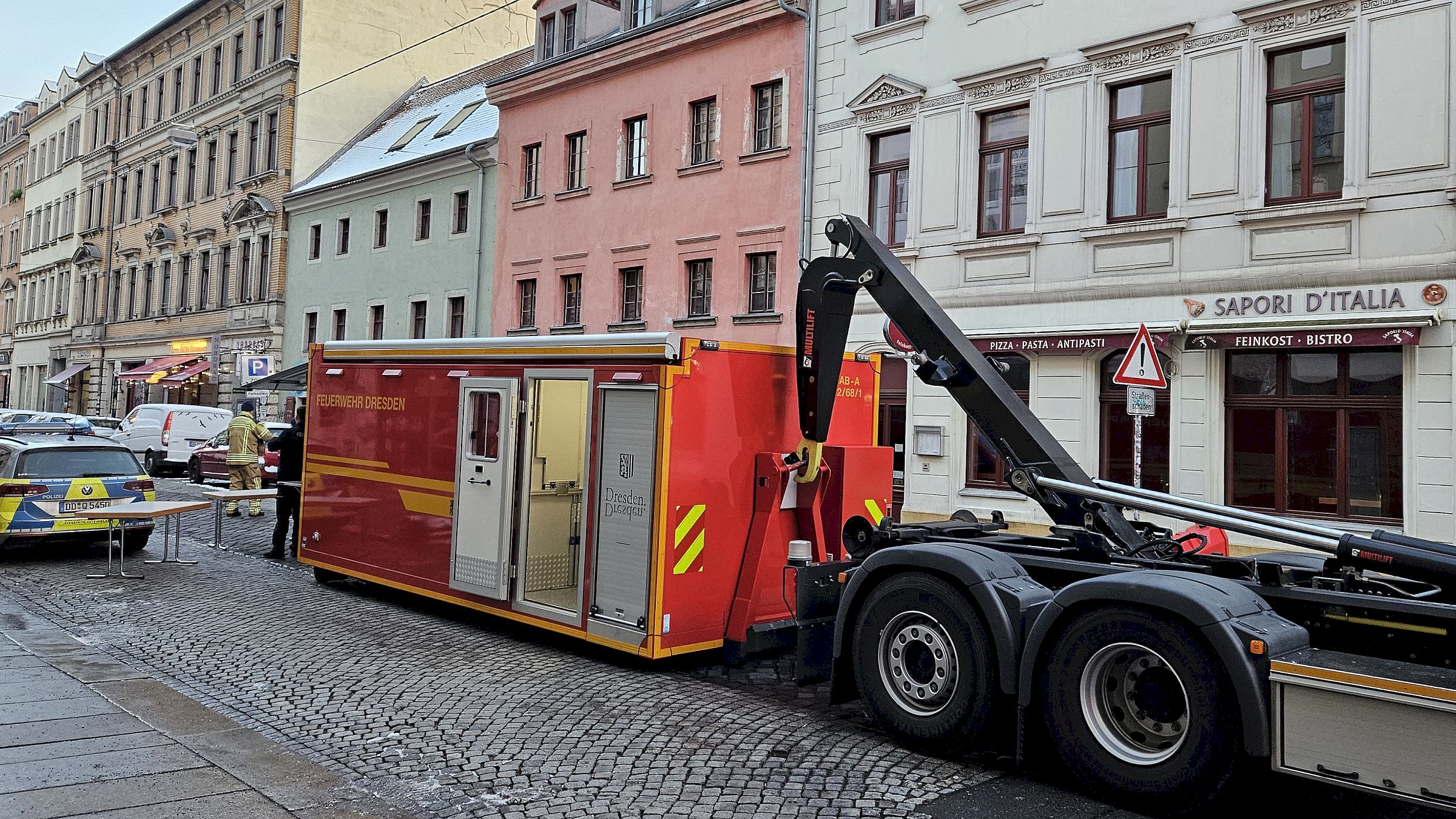 Zum Einsatz kam auchg der "Abholcontainer Atemschutz" von der Feuerwache Übigau. Foto: Anton Launer