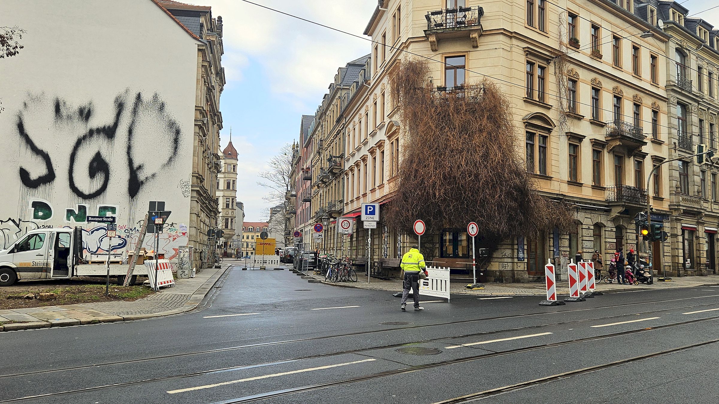 Die Pulsnitzer Straße ist seit Mittwoch für den Durchgangsverkehr gesperrt. Der Fußweg auf der Seite des Café Neustadt ist derzeit noch begehbar. Foto: Anton Launer