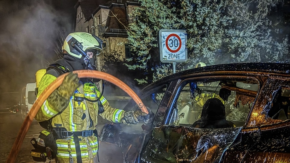 Die Feuerwehr löschte den im Brand stehenden Tesla. - Foto: Feuerwehr Dresden