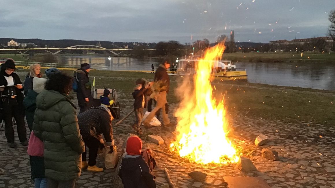 Eine friedlicher Protest an der Anlegestelle der Fähre