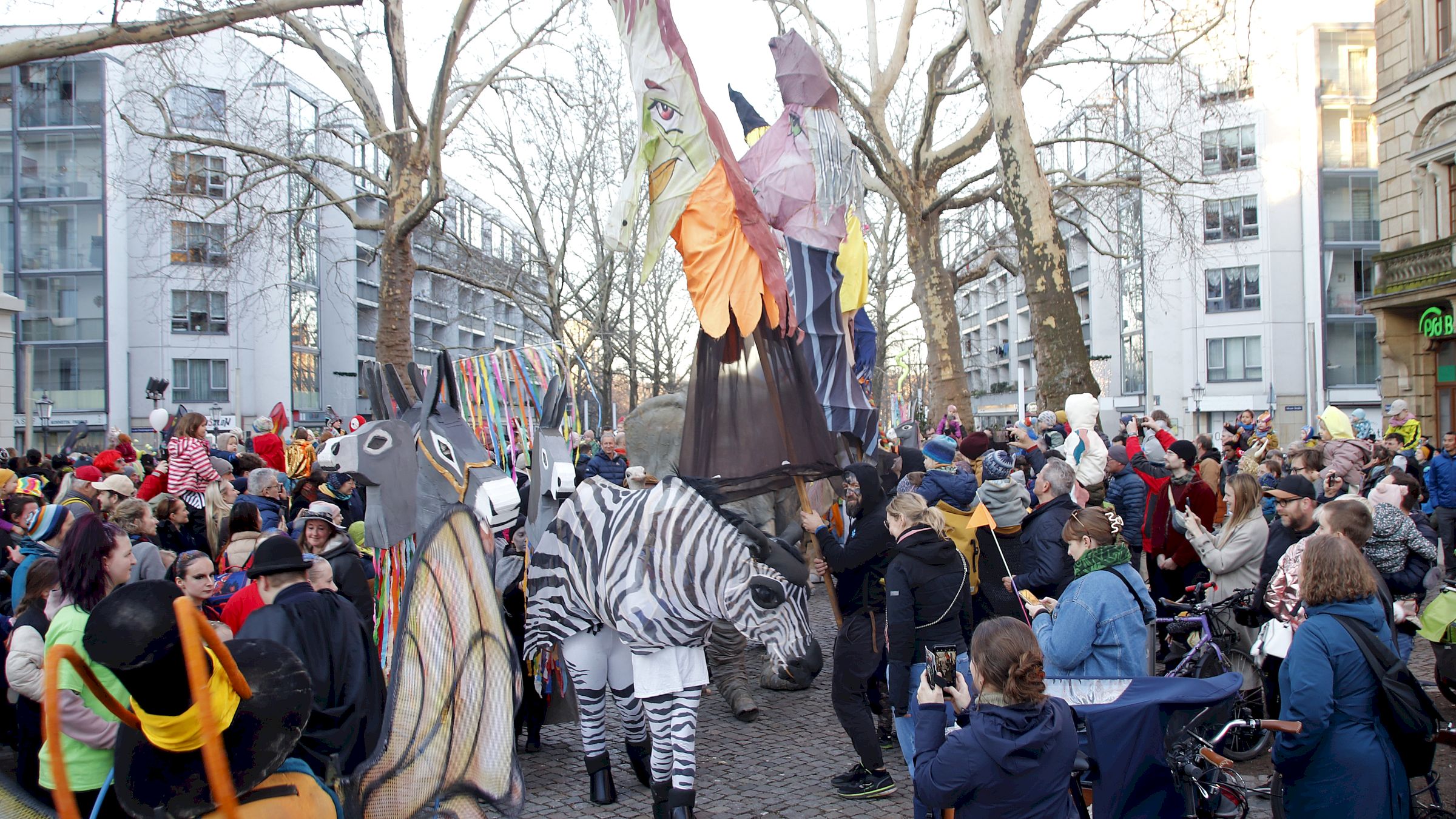 Hunderte kamen zum Umzug auf der Hauptstraße - Foto: Anton Launer