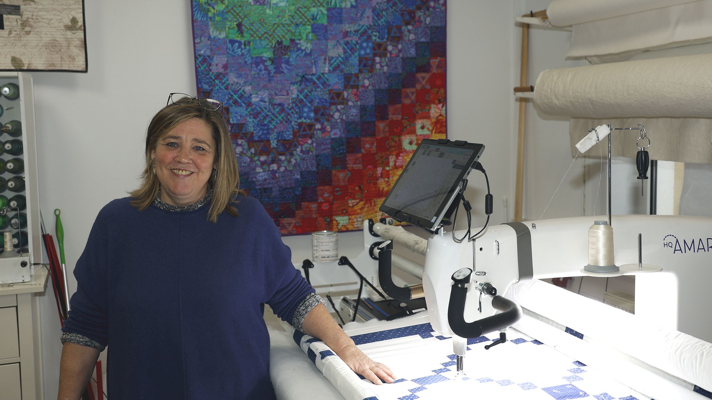 Anke Pertermann an ihrer Longarm-Quiltmaschine. Foto: Florian Varga.