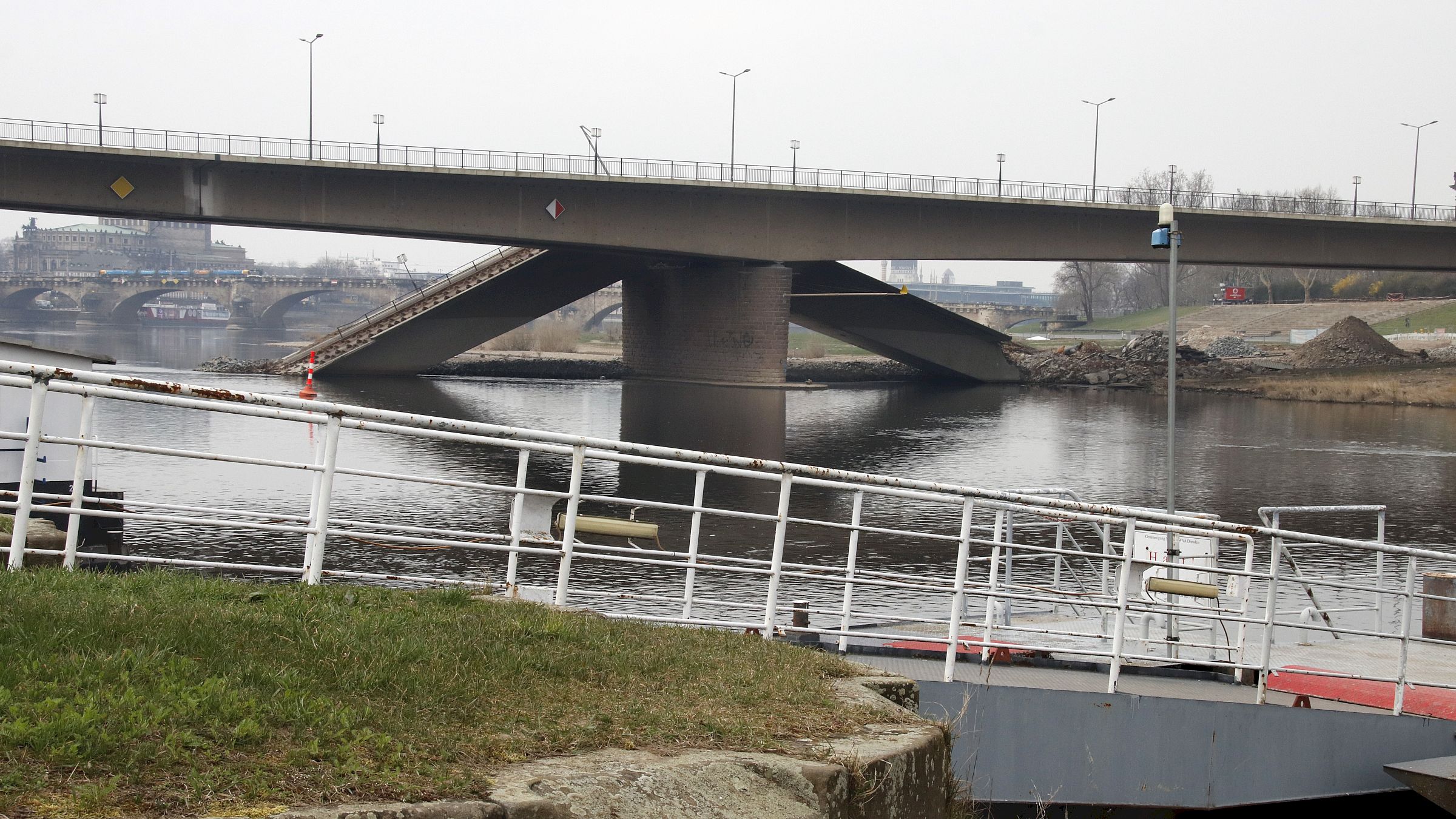 Rund um diesen Pfeiler soll die Brücke abgestützt werden. Die Baustraße auf der rechten Seite soll einen Durchlass bekommen. Foto: Anton Launer