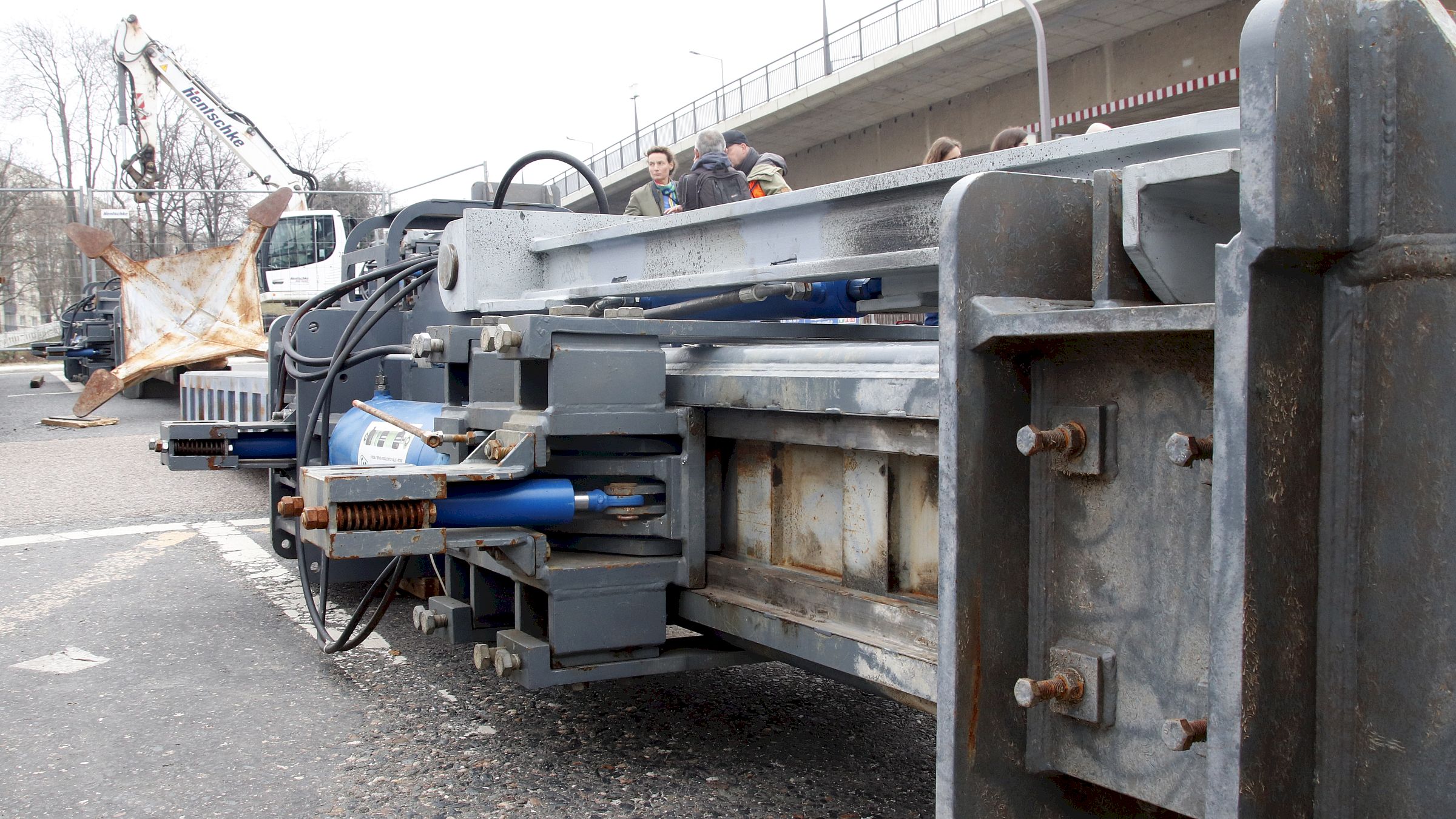 Mit diesen hydraulischen Pressen soll die Brücke gestützt werden. Foto: Anton Launer